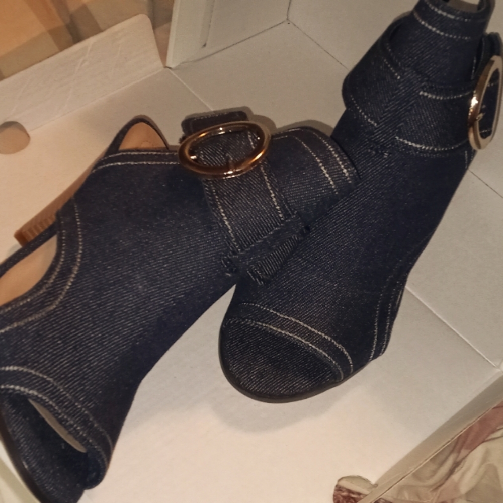 Sandals, blue Jean like material..size 6..never worn still in box.